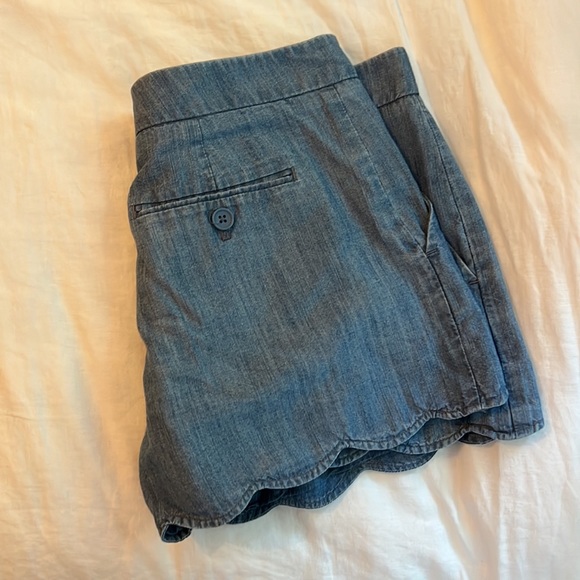 Scallop hem denim shorts - Picture 2 of 2